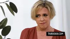 Oynat Stepmom Dee Williams, üvey oğlunun sarışın karısı Kenna James