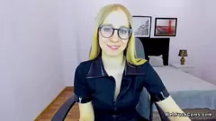 Jouer Euro blonde avec de petits seins devient coquine sur webcam