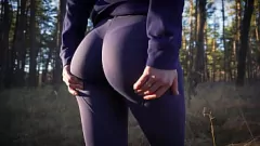 Redare Latina Milf în pantaloni de yoga skintight care -și clipește prada irezistibilă în pustie