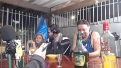 تشغيل الهواة podcaster تداول اللسان لمدة 50 دولارات في برنامج Bluezao Live