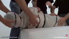 Jouer Il prigioniero russo sopporta un gruppo intenso gangbang