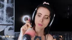 Reproducir Sissy ASMR alemán: Femdom y BDSM con Lou Nesbit y Lia Louise