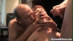 Jouer Petit trio sauvage de l'adolescent avec oldie et éjaculation
