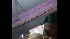 Afspelen Geile Indiase vrouw kan grote lul niet weerstaan