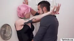 Oynat Pembe Saçlı T-Girl Yeni Erkek Arkadaşı Tarafından Korunuyor