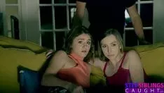 Jouer Bionda scopata sul divano ad Halloween