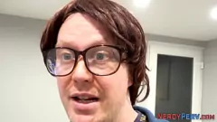 Abspielen Unschuldiger britischer Amateur aus Leeds wird in einem wilden ersten Blowjob-Abenteuer dazu verleitet, die Schwänze von Nerds zu lutschen