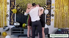 Reproducir El padrastro se vuelve loco con sus hijastras adolescentes en una orgía familiar tabú que incluye lamidas de coño, asientos en la cara y acción de garganta profunda.