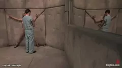 Abspielen Blonde Sklavin wird im Hogtie gefesselt und an den Knöcheln aufgehängt, während sie in extremer BDSM-Analfolter grob gefingert und geknebelt wird